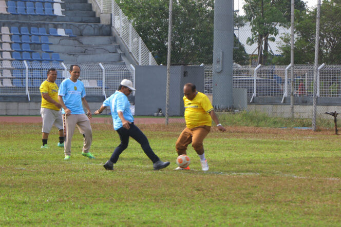 
 Wali Kota Tangerang, H. Sachrudin, saat memnadiri pembukaan Turnamen Sepak Bola dalam rangka memperingati HUT ke-81 Mahkamah Agung Republik Indonesia (MARI) dan HUT ke-81 Kemerdekaan Republik Indonesia yang digelar Pengadilan Negeri (PN) Tangerang. Foto: ist
