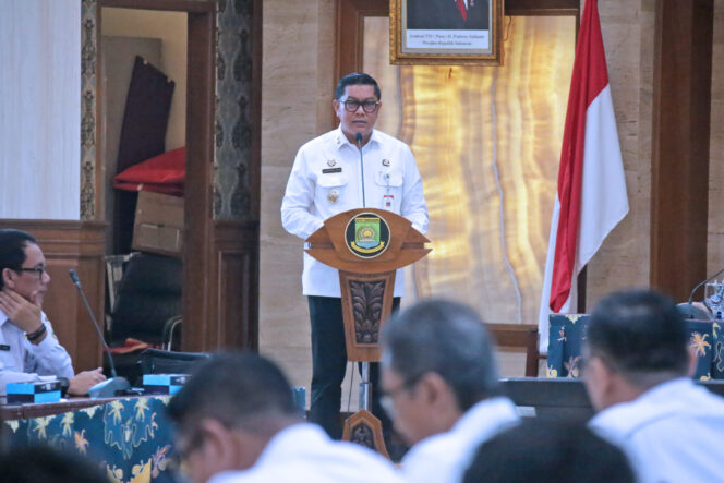 
 Wakil Wali Kota Tangerang, H. Maryono, saat membuka sekaligus menerima kunjungan Tim Penilai Verifikasi Lapangan Penyelenggaraan Kabupaten/Kota Sehat (KKS) Tingkat Provinsi Banten di Ruang Rapat Akhlakul Karimah. Foto: Ist