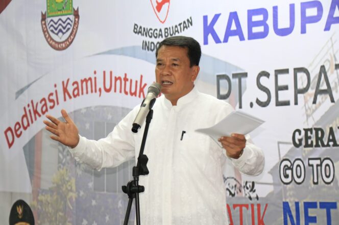 
 Sekretaris Daerah (Sekda) Kabupaten Tangerang Moch Maesyal Rasyid melepas ekspor produk sepatu Sebatik asal Kabupaten Tangerang ke Belanda. Foto: Istimewa