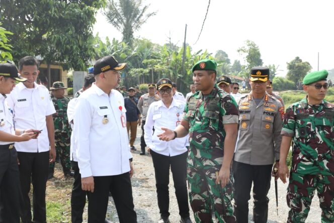 
 Bupati Tangerang, A. Zaki Iskandar bersama Dandim 05/10 Tigaraksa Letkol ARH Syarif Syah Banjar. Foto: Istimewa