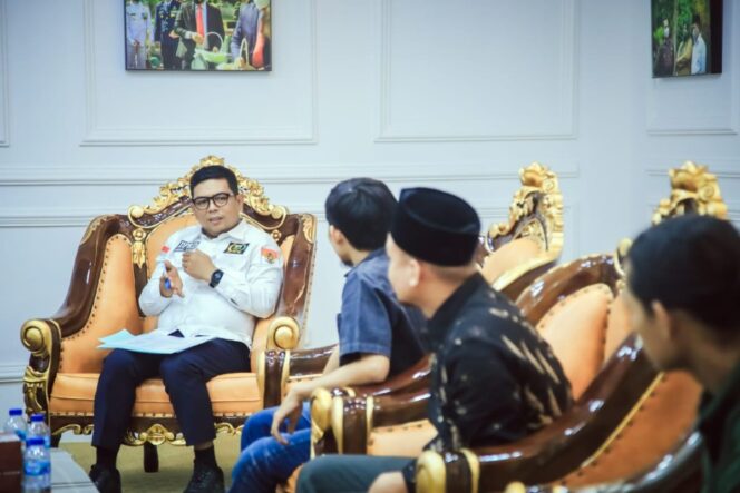 
 Ketua DPRD Banten, Andra Soni saat menerima Audiensi Pimpinan Wilayah Pemuda Muhammadiyah Banten. Foto: istimewa