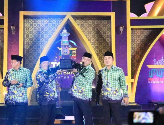 
 Bupati Tangerang, A. Zaki Iskandar saat Mengangkat Thropy Juara MTQ Ke-XX Provinsi Banten. Foto: istimewa