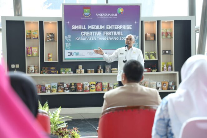 
 Bupati Tangerang Ahmed Zaki Iskandar saat meluncurkan Small Medium Enterprise Creative Festival Kabupaten Tangerang di Terminal 3 Bandara Internasional Soekarno-Hatta, Tangerang, Banten, Selasa (5/9/23). Foto: Istimewa