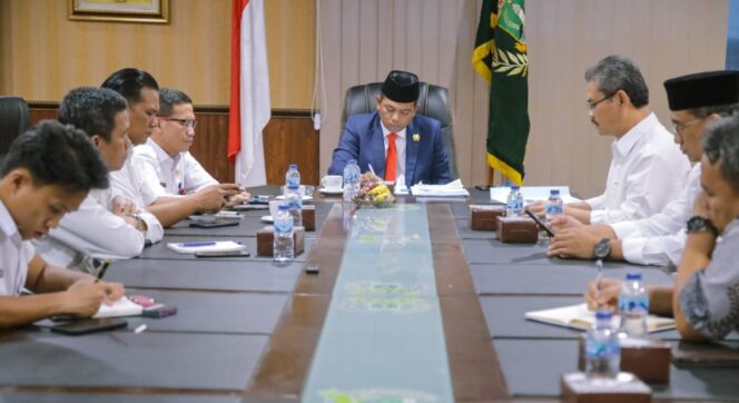 
 Ketua DPRD Banten Andra Soni, SM saat menyimak Penjelasan Kepala Dindikbud dan Kepala BKD Provinsi Banten. Foto: Istimewa