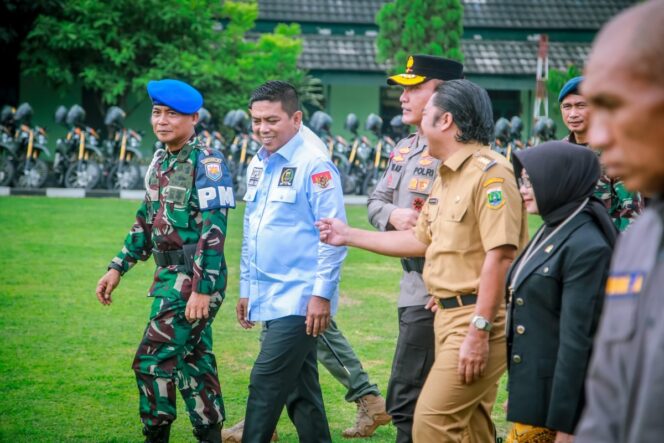 
 Ketua DPRD Provinsi Banten Andra Soni saat menghadiri Apel Gelar Pasukan Korem 064/MY Menjelang Pemilu 2024. Foto: ist