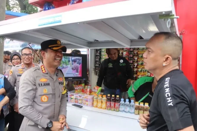 
 Kapolres Metro Tangerang Kota Kombes Pol Raden Muhammad Jauhari (kiri) dan Pengusaha Henry Kurnia Adhi (Jhon LBF) saat peresmian Ojol Mart di Tangerang. ANTARA/HO-Polres Metro Tangerang Kota. Foto: Ist