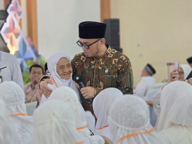
 Wakil Menteri Haji dan Umroh Dahnil Anzar Simanjuntak Berbincang dengan salasatu calon jamaah Haji Asal Medan. Foto: ist