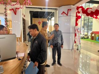 Kepala Dinas Penanaman Modal dan Pelayanan Terpadu Satu Pintu (DPMPTSP) Kota Tangerang Sugihharto Achmad Bagdja saat meninjau Pelayanan Mall Pelayanan Publik (MPP). Foto: Ist 