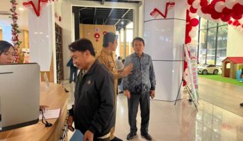 Kepala Dinas Penanaman Modal dan Pelayanan Terpadu Satu Pintu (DPMPTSP) Kota Tangerang Sugihharto Achmad Bagdja saat meninjau Pelayanan Mall Pelayanan Publik (MPP). Foto: Ist 