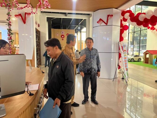 
 Kepala Dinas Penanaman Modal dan Pelayanan Terpadu Satu Pintu (DPMPTSP) Kota Tangerang Sugihharto Achmad Bagdja saat meninjau Pelayanan Mall Pelayanan Publik (MPP). Foto: Ist 