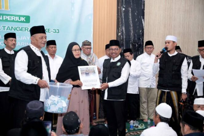 
 Wali Kota Tangerang H. Sachrudin, memberikan voucher umroh gratis kepada salah satu jamaah yang hadir pada acara Subling Akbar III di Masjid Jami Al Hidayah, Kecamatan Periuk, Minggu (8/2/26). Foto : ist 