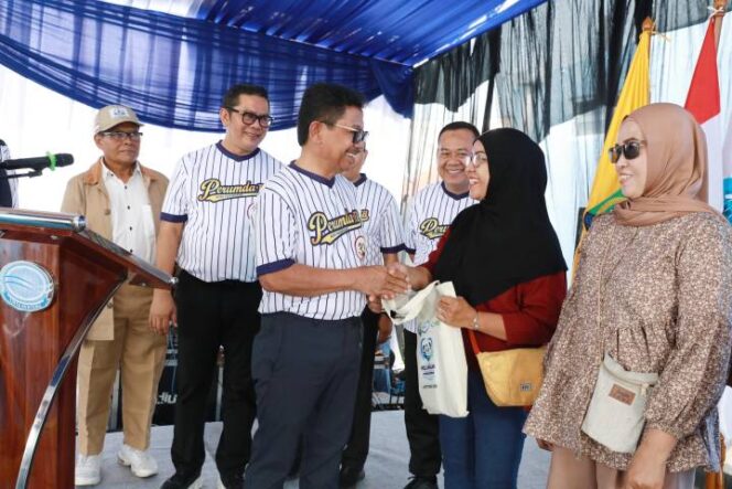 
 Wali Kota dan Wakil Wali Kota Tangerang Sachrudin-Maryono saat memberikan Bingkisan kepada Pelanggan Perumdam Tirta Benteng Kota Tangerang. Foto: Ist