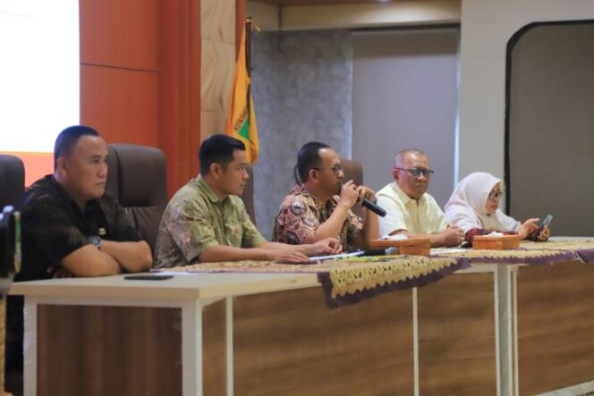 
 Kepala Dinas Sosial Kota Tangerang Acep Wahyudi saat membuka evaluasi triwulan pertama tahun 2026 bagi seluruh Pekerja Sosial Masyarakat (PSM) se-Kota Tangerang. Foto: ist