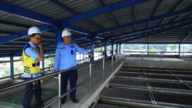 Pengecekan penyaringan air PDAM Tirta Benteng Kota Tangerang di Kecamatan Neglasari, Kota Tangerang. Foto: Ist