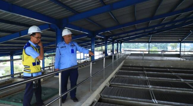 Pengecekan penyaringan air PDAM Tirta Benteng Kota Tangerang di Kecamatan Neglasari, Kota Tangerang. Foto: Ist