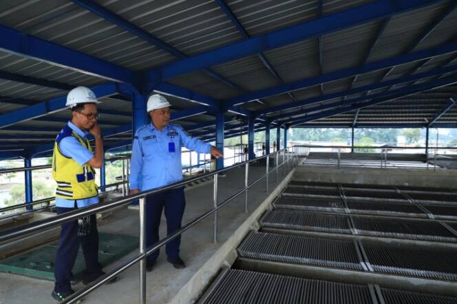
 Pengecekan penyaringan air PDAM Tirta Benteng Kota Tangerang di Kecamatan Neglasari, Kota Tangerang. Foto: Ist