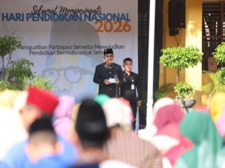 Wali Kota Tangerang Sachrudin menyampaikan amanat dalam giat upacara peringatan Hari Pendidikan Nasional tahun 2026 di SMPN 1 Kota Tangerang, Kelurahan Sukarasa, Kecamatan Tangerang, Kota Tangerang, Provinsi Banten, Sabtu (2/5/26). Foto: ist