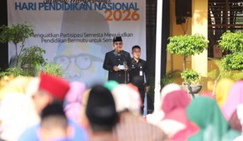 Wali Kota Tangerang Sachrudin menyampaikan amanat dalam giat upacara peringatan Hari Pendidikan Nasional tahun 2026 di SMPN 1 Kota Tangerang, Kelurahan Sukarasa, Kecamatan Tangerang, Kota Tangerang, Provinsi Banten, Sabtu (2/5/26). Foto: ist