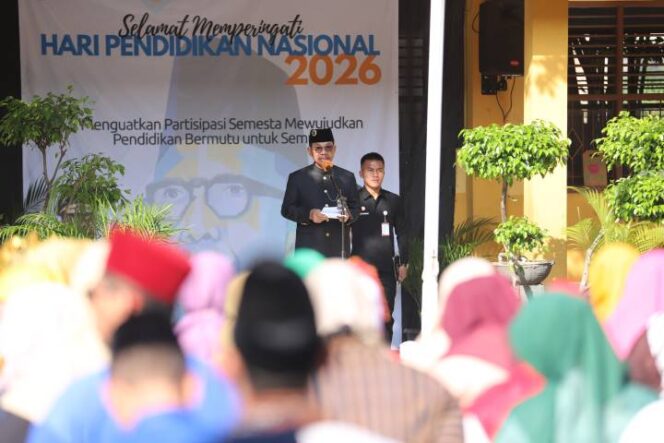 
 Wali Kota Tangerang Sachrudin menyampaikan amanat dalam giat upacara peringatan Hari Pendidikan Nasional tahun 2026 di SMPN 1 Kota Tangerang, Kelurahan Sukarasa, Kecamatan Tangerang, Kota Tangerang, Provinsi Banten, Sabtu (2/5/26). Foto: ist