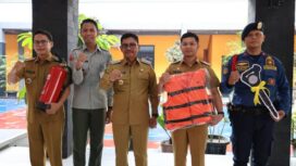 Wali Kota Tangerang Sachrudin Didampingi Kepala Pelaksana BPBD Kota Tangerang Mahdiar saat menyerahkan Perlengkapan kepada Kelurahan Siaga Bencana. Foto: Ist