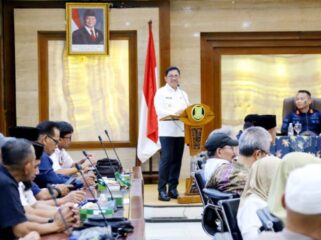 Wali Kota Tangerang Sachrudin saat membuka Kegiatan Diseminasi Informasi Kependudukan yang dirangkaikan dengan Penandatanganan Perjanjian Kerja Sama (PKS) antara Disdukcapil Kota Tangerang dan enam mitra baru, di Ruang Rapat Akhlakul Karimah, Puspem Kota Tangerang. Foto: Ist