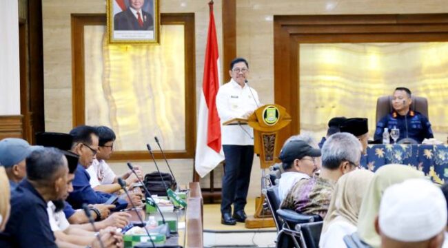 Wali Kota Tangerang Sachrudin saat membuka Kegiatan Diseminasi Informasi Kependudukan yang dirangkaikan dengan Penandatanganan Perjanjian Kerja Sama (PKS) antara Disdukcapil Kota Tangerang dan enam mitra baru, di Ruang Rapat Akhlakul Karimah, Puspem Kota Tangerang. Foto: Ist