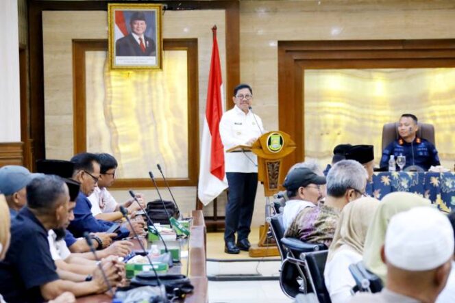 
 Wali Kota Tangerang Sachrudin saat membuka Kegiatan Diseminasi Informasi Kependudukan yang dirangkaikan dengan Penandatanganan Perjanjian Kerja Sama (PKS) antara Disdukcapil Kota Tangerang dan enam mitra baru, di Ruang Rapat Akhlakul Karimah, Puspem Kota Tangerang. Foto: Ist