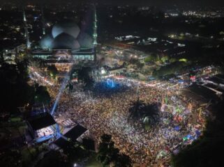 Ribuan jamaah memadati kegiatan Tangerang Bershalawat yang digelar dalam rangka peringatan Hari Ulang Tahun (HUT) ke-33 Kota Tangerang, di kawasan Taman Elektrik, Puspem Kota Tangerang. Foto: ist