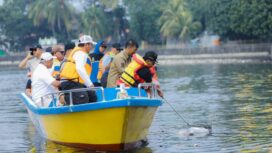 Wali Kota Tangerang Sachrudin Bersama DLH, DPUPR, BPBD, Perumda Tirta Benteng dan Pegiat Lingkungan Hidup Kota Tangerang saat Bersih-bersih Cisadane. Foto: Ist