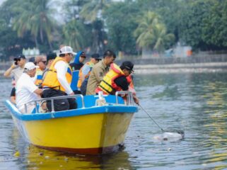 Wali Kota Tangerang Sachrudin Bersama DLH, DPUPR, BPBD, Perumda Tirta Benteng dan Pegiat Lingkungan Hidup Kota Tangerang saat Bersih-bersih Cisadane. Foto: Ist
