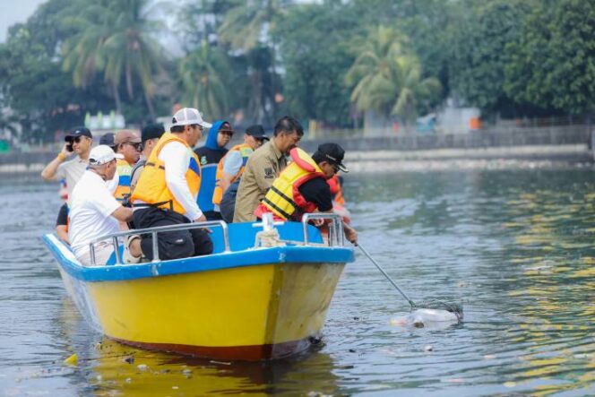 
 Wali Kota Tangerang Sachrudin Bersama DLH, DPUPR, BPBD, Perumda Tirta Benteng dan Pegiat Lingkungan Hidup Kota Tangerang saat Bersih-bersih Cisadane. Foto: Ist