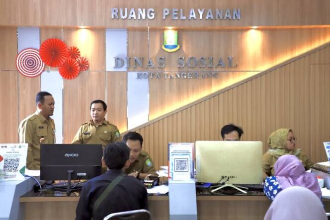 
 Kepala Dinas Sosial Kota Tangerang Acep Wahyudi (kiri) meninjau pelayanan reaktivasi PBI-JKN, di Kantor Dinsos Kota Tangerang, Kec. Neglasari, Kota Tangerang. Foto: ist