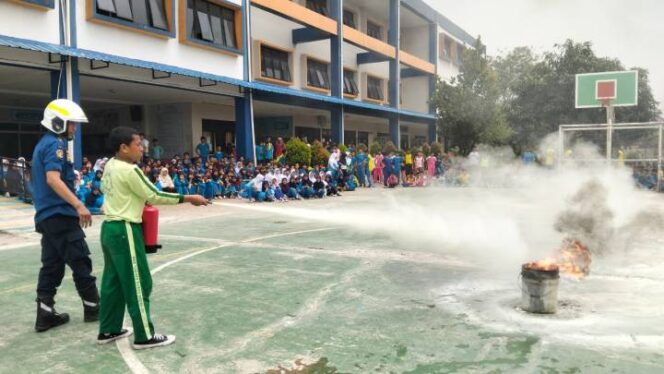 
 BPBD Kota Tangerang saat Sosialisasi Komunikasi, Informasi dan Edukasi (KIE) Rawan Bencana yang digelar di SMPN 25 Tangerang. Foto: Ist