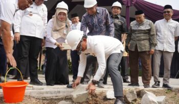 Wali Kota Tangerang, H. Sachrudin, saat melakukan peletakan batu pertama (groundbreaking) pembangunan gedung SMP Al Ikhlas Yayasan Al Ikhlas Muslim Indonesia (YIMI) di Kecamatan Cipondoh, Kota Tangerang. Foto: Ist
