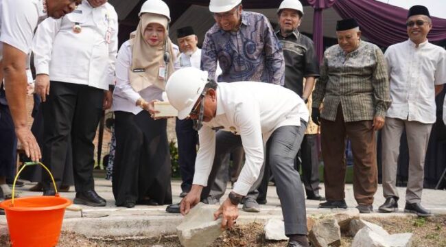 Wali Kota Tangerang, H. Sachrudin, saat melakukan peletakan batu pertama (groundbreaking) pembangunan gedung SMP Al Ikhlas Yayasan Al Ikhlas Muslim Indonesia (YIMI) di Kecamatan Cipondoh, Kota Tangerang. Foto: Ist