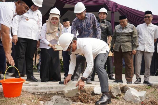 
 Wali Kota Tangerang, H. Sachrudin, saat melakukan peletakan batu pertama (groundbreaking) pembangunan gedung SMP Al Ikhlas Yayasan Al Ikhlas Muslim Indonesia (YIMI) di Kecamatan Cipondoh, Kota Tangerang. Foto: Ist