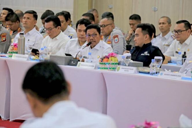 
 Wali Kota Tangerang Sachrudin Didampingi Kadishub Achmad Suhaely saat memaparkan Kesiapan Penyelenggaraan angkutan Lebaran tahun 2026 di Kota Tangerang dalam Rapat Koordinasi (Rakor) Persiapan Angkutan Lebaran 2026, Senin, (16/02/2026). Foto: ist