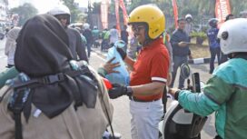 Wali Kota Tangerang Sachrudin saat Bagikan Tali Asih Paket Sembako saat Konvoi Kebangsaan. Foto: Ist