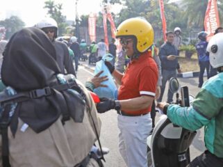 Wali Kota Tangerang Sachrudin saat Bagikan Tali Asih Paket Sembako saat Konvoi Kebangsaan. Foto: Ist