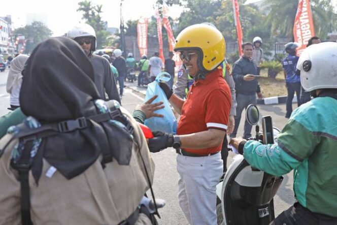 
 Wali Kota Tangerang Sachrudin saat Bagikan Tali Asih Paket Sembako saat Konvoi Kebangsaan. Foto: Ist