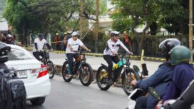 Wali Kota Tangerang, H. Sachrudin, saat meninjau progres perbaikan Jalan M Toha sambil bersepeda. Foto: Ist