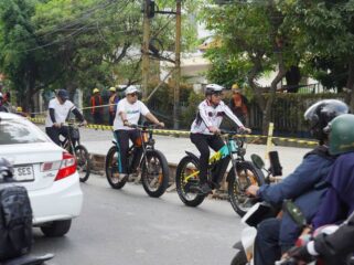 Wali Kota Tangerang, H. Sachrudin, saat meninjau progres perbaikan Jalan M Toha sambil bersepeda. Foto: Ist
