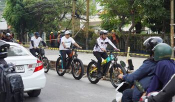Wali Kota Tangerang, H. Sachrudin, saat meninjau progres perbaikan Jalan M Toha sambil bersepeda. Foto: Ist