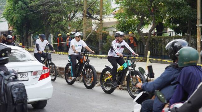 Wali Kota Tangerang, H. Sachrudin, saat meninjau progres perbaikan Jalan M Toha sambil bersepeda. Foto: Ist