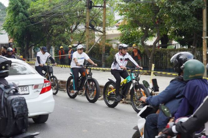 
 Wali Kota Tangerang, H. Sachrudin, saat meninjau progres perbaikan Jalan M Toha sambil bersepeda. Foto: Ist