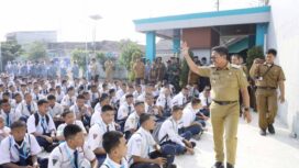 Wali Kota Tangerang H. Sachrudin menyapa peserta didik baru saat meninjau pelaksanaan Masa Pengenalan Lingkungan Sekolah (MPLS) di SMP dan SMK Excellent Benda.Foto: Ist