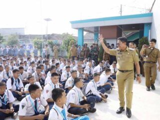 Wali Kota Tangerang H. Sachrudin menyapa peserta didik baru saat meninjau pelaksanaan Masa Pengenalan Lingkungan Sekolah (MPLS) di SMP dan SMK Excellent Benda.Foto: Ist