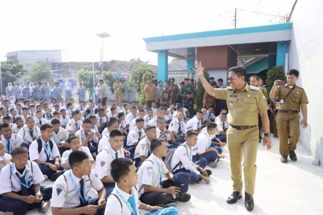 
 Wali Kota Tangerang H. Sachrudin menyapa peserta didik baru saat meninjau pelaksanaan Masa Pengenalan Lingkungan Sekolah (MPLS) di SMP dan SMK Excellent Benda.Foto: Ist