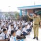 Wali Kota Tangerang H. Sachrudin menyapa peserta didik baru saat meninjau pelaksanaan Masa Pengenalan Lingkungan Sekolah (MPLS) di SMP dan SMK Excellent Benda.Foto: Ist
