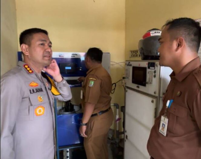 
 Kapolres Metro Tangerang Kota (kiri) dan DLH Kota Tangerang memantau langsung kualitas air di Sungai Cisadane menggunakan mesin OnLimo, pasca adanya cemaran cairan kimia dari kebakaran pabrik di Kota Tangsel. Foto: ist